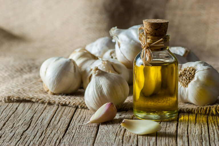 picture of garlic and garlic oil