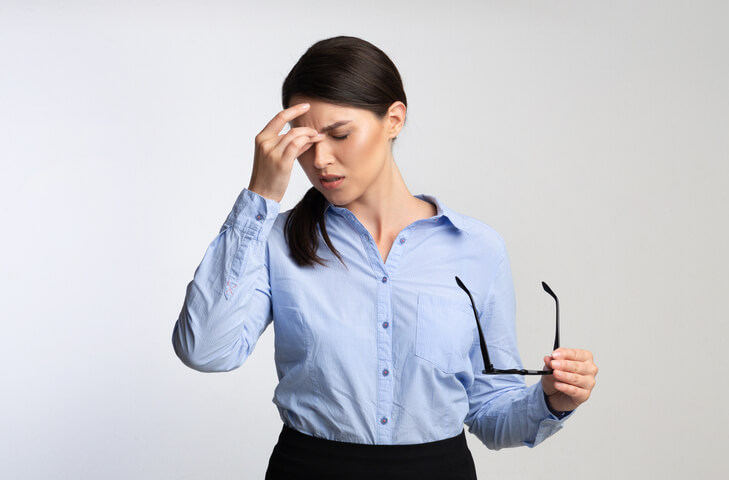 a woman having an ocular migrane